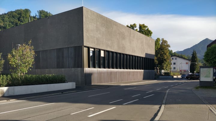 Das neue Gesicht vom Haselstauder-Ortszentrum: ein kolossales Veranstaltungshaus mit (noch) leeren Sälen