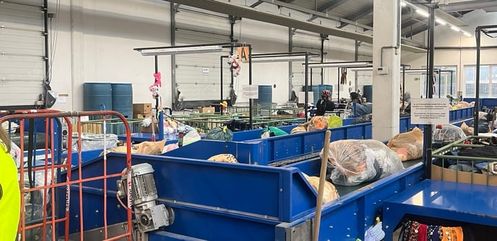 Kreislaufwirtschaft zum Anfassen im Kleidersortierwerk Hohenems